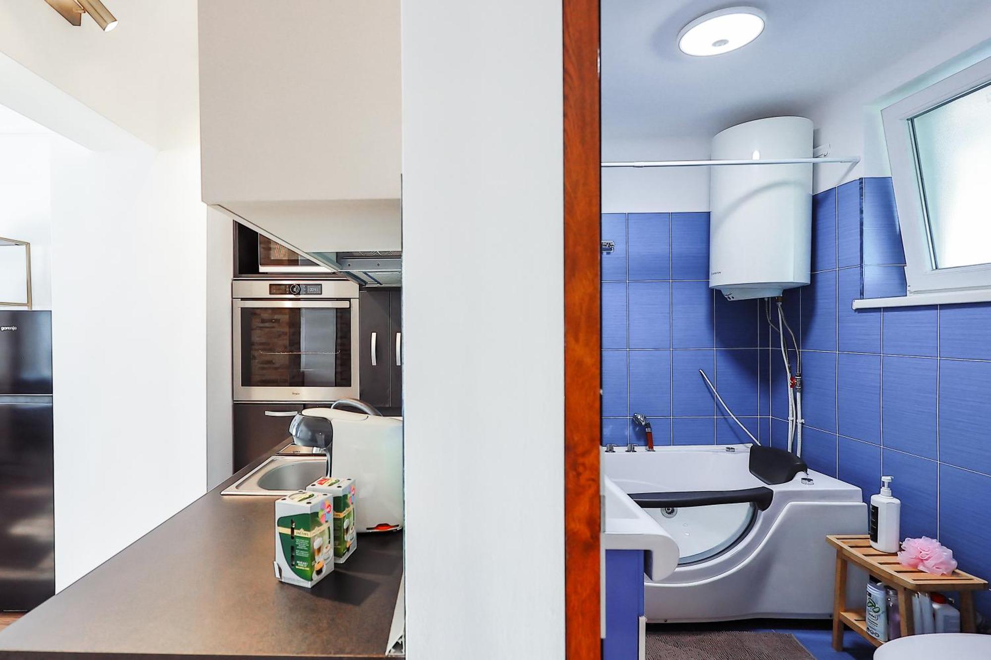 Oradea City Center Apartment Near Aquapark With Jacuzzi & Parking Екстериор снимка